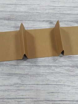 ฐานกั้นสินค้า ตัวกั้นสินค้า 3 ช่อง สีคราฟท์น้ำตาลเข้ม (แต่ละช่อง9.5*9*4ซม.)(ใช้กับกล่องของที่้ร้าน) ขนาด 9.5 x 27 x 4 ซม.(เมื่อพับขึ้นรูป) ราคา 80 บาทต่อแพ็ค(20 ชิ้น)