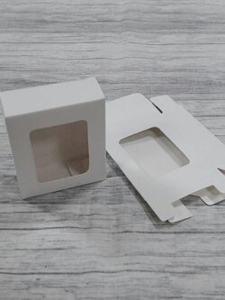 กล่องอเนกประสงค์ กล่องของขวัญ กล่องเครื่องสำอางค์ กล่องขนม กล่องสบู่ สีขาว (หน้าต่างพลาสติก) แบบทรงฝาปิดเปิด ก้นขัด ขนาด 7.5x3.0x9.0 ซม. (กระดาษหนา 350 แกรม) ราคา 285 บาทต่อแพ็ค(50 ใบ)