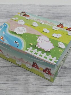 กล่องขนม กล่องเค้ก กล่องคัพเค้ก กล่องบราวนี่ กล่องชิฟฟ่อน กล่องสแน็ค ขนาด 17.5x22.0x7.4 ซม. สีลายน้องมุก(แกะชมพู) แบบฝาทึบ ราคา 230 บาท(ต่อแพ็ค20ใบ)