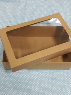 กล่องฝาครอบ กล่องของขวัญ กล่องแบบมีฝาครอบ กล่องอเนกประสงค์ ขนาด 22.0 x 34.0 x 9 cm. สีคราฟท์น้ำตาลเข้ม มีหน้าต่างพลาวติก ราคา 845 บาท ต่อแพ็ค (20 ใบ)