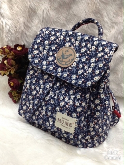 กระเป๋าเป้ผ้าสะพายหลังเปิดบน mumu ลายดอกไม้น้ำเงิน ขาว