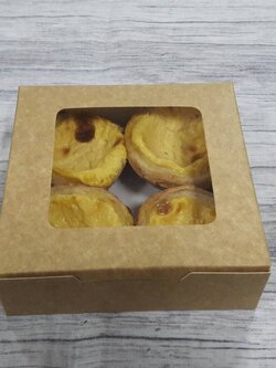 กล่องทาร์ต 4 ชิ้น (ขนาดถ้วยทาร์ต 6 ซม.) กล่องทรงแบน (หน้าต่างพลาสติก) ขนาด12.5x12.5x4.0ซม. คราฟท์น้ำตาลอ่อน ราคา 110 บาทต่อแพ็ค (20 ใบ)