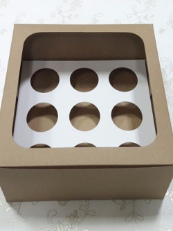 กล่องคัพเค้ก กล่องคัพเค้ก 9 ชิ้น สีคราฟท์น้ำตาล พร้อมฐานคัพเค้ก 9 ช่อง (ช่องกว้าง 5.5 ซม.) ราคา 490 บาท ต่อแพ็ค (20ใบ)