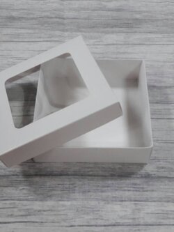 กล่องฝาครอบ กล่องของขวัญ กล่องอเนกประสงค์ กล่องใส่เข็มขัด กล่องใส่กระเป๋าสตางค์ ขนาด 14.5x14.5x4.2 ซม. สีขาว (ฝาหน้าต่างพลาสติก) ราคา 325 บาท ต่อแพ็ค (20 ใบ)