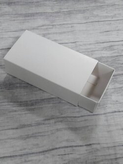 กล่องสไลด์ กล่องของขวัญ กล่องของที่ระลึก กล่องอเนกประสงค์ กล่องขนม กล่องแบบฝาสไลด์ สีขาว ขนาด 5x10x3 ซม. ราคา 155 บาท (20 ใบ ต่อแพ็ค)