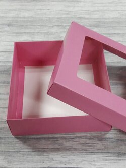 กล่องฝาครอบ กล่องของขวัญ กล่องเอนกประสงค์ กล่องแบบมีฝาครอบ ขนาด 17.5 x 17.5 x 6.0 ซม.(มีหน้าต่างพลาสติก) สีชมพู ราคา 470 บาท ต่อแพ็ค (20 ใบ)