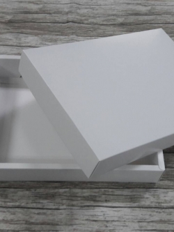 กล่องของขวัญ กล่องฝาครอบ กล่องของที่ระลึก กล่องอเนกประสงค์ กล่องของใช้ กล่องพวงมาลัย กล่องใส่ผ้าไหม ขนาด 19.6 x 27.2 x 5 ซม.สีขาว ราคา 450 บาทต่อแพ็ค(20 ใบ)