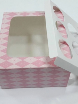 กล่องคัพเค้ก กล่องคัพเค้ก 8 ชิ้น สีลายชมพู พร้อมฐานคัพเค้ก 8 ช่อง (ช่องกว้าง 5.5 ซม.) ราคา 435 บาท ต่อแพ็ค (20ใบ)