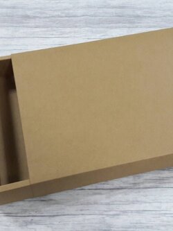 กล่องสไลด์ กล่องของขวัญ กล่องของที่ระลึก กล่องอเนกประสงค์ (ใช้ใส่ของขนาด A4 ได้) กล่องแบบฝาสไลด์ สีคราฟท์น้ำตาลเข้ม ขนาด 23.0x31.7x4.0 ซม. ราคา 575 บาท ต่อแพ็ค (20 ใบ)