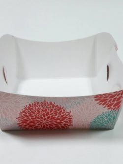 ถาดใส่ขนม ถาดขนมปัง ถาดชิม ถาดอาหารฟู้ดเกรด ลายดอกเยอบีร่า ขนาด 7.0 x 8.0 x สูง 4.0 ซม.ราคา 100 บาทต่อแพ็ค (100ชิ้น)