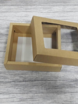 กล่องของขวัญ กล่องฝาครอบ กล่องของที่ระลึก กล่องอเนกประสงค์ กล่องของใช้ กล่องใส่ผ้าไหม ขนาด 13x14.5x4 ซม.(แบบมีหน้าต่างพลาสติก) สีคราฟท์น้ำตาลอ่อน ราคา 315 บาทต่อแพ็ค (20 ใบ)