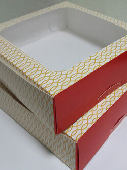 กล่องบราวนี่ กล่องชิฟฟ่อน กล่องเค้กครึ่งปอนด์ กล่องทร์ตไข่ กล่องขนมเปี๊ยะ กล่องพาย ลายทวิส กว้าง 20.0 x ยาว 20.0 x สูง 5.0 ซม. ราคา 205 บาท ต่อแพ็ค (20ใบ)