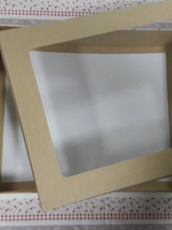 กล่องของขวัญ กล่องของที่ระลึก กล่องฝาครอบ กล่องอเนกประสงค์ กล่องของใช้ กล่องพวงมาลัย กล่องใส่ผ้าไหม ขนาด 26.0 x 32.0 x 6.2 ซม. สีคราฟท์น้ำตาลอ่อน ราคา 790 บาทต่อแพ็ค (20 ใบ)