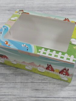 กล่องขนม กล่องเค้ก กล่องคัพเค้ก กล่องบราวนี่ กล่องชิฟฟ่อน กล่องสแน็ค ขนาด 17.5x22.0x7.4 ซม. สีลายน้องมุก(แกะชมพู) แบบฝาหน้าต่างพลาสติก ราคา 270 บาท(ต่อแพ็ค20ใบ)