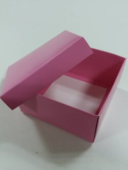 กล่องฝาครอบ กล่องอเนกประสงค์ กล่องของขวัญ กล่องที่ระลึก กล่องแบบมีฝาครอบ ขนาด 13 x 13 x 7 ซม. สีชมพู ราคา 380 บาท ต่อแพ็ค (20 ใบ)