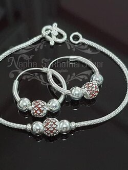 ชุดแขนและต่างหูสีแดง