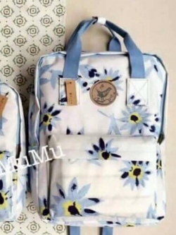 กระเป๋าเป้ผ้าสะพายหลัง mumu ผ้าเคลือบกันน้ำ ลายดอกไม้น้ำเงินฟ้า (Size L)