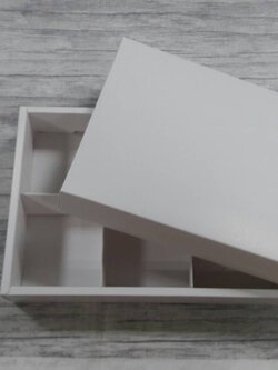 กล่องของขวัญ กล่องฝาครอบ กล่องของที่ระลึก กล่องอเนกประสงค์ กล่องขนม ขนาด 19.6x27.2x5ซม.สีขาว (แบบฝาทึบ) พร้อมฐานตัวกั้นสินค้า ราคา 605 บาทต่อแพ็ค(20 ใบ)