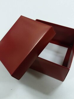 กล่องฝาครอบ กล่องอเนกประสงค์ กล่องของขวัญ กล่องที่ระลึก กล่องแบบมีฝาครอบ ขนาด 13 x 13 x 7 ซม. สีแดงเข้ม ราคา 380 บาท ต่อแพ็ค (20 ใบ)