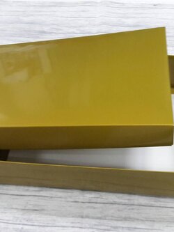 กล่องฝาครอบ กล่องแบบมีฝาครอบ กล่องของขวัญ กล่องอเนกประสงค์ ขนาด 20.5 x 30.0 x 7.0 cm. สีทอง ขัดเงา (แบบฝาทึบ) ราคา 635 บาท ต่อแพ็ค (20 ใบ)