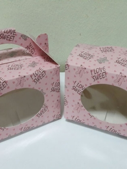 กล่องคุ๊กกี้ กล่องขนม กล่องเค้ก กล่องคัพเค้ก กล่องช้อกโกแล็ต แบบมีหูหิ้ว ลายหมีชมพู ขนาด 10.0x16.3x10.0 ซม. ราคา 170 บาทต่อแพ็ค(20 ชิ้น)