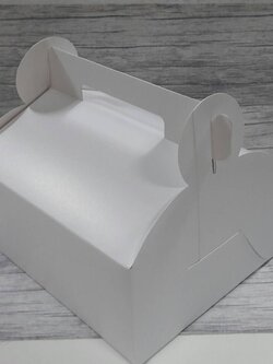 กล่องหูหิ้ว กล่องเค้ก 2-3 ปอนด์ กล่องเค้กทรงสูง กล่องเค้ก กล่องขนม กล่องอเนกประสงค์ สีขาว ขนาด 22 x 26 x สูง 12.0 ซม. ราคา 605 บาทต่อแพ็ค(20ใบ)