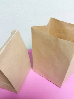 ถุงกระดาษ ถุงกระดาษน้ำตาล ถุงใส่ขนม ถุงใส่ของชำร่วย ถุงสแน็ค ถุงใส่อาหารว่าง กว้าง 9.5xหนา6xสูง16.5cm. ราคา 80 บาทต่อแพ็ค(50ใบ)