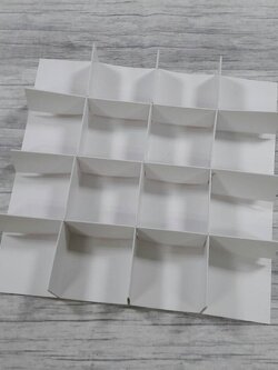 ฐานกั้นสินค้า ตัวกั้นสินค้า 16 ช่อง (แต่ละช่อง 7.5x7.5x4.0ซม.) สีขาว ขนาด 31.0 x 31.0 x 4.0 ซม.(เมื่อพับขึ้นรูป) ราคา 280 บาทต่อแพ็ค(20 ชิ้น) (ใช้กับกล่องของที่้ร้าน)