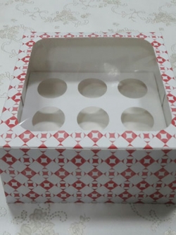 กล่องคัพเค้ก กล่องคัพเค้ก 9 ชิ้น สีลายดาวแดง พร้อมฐานคัพเค้ก 9 ช่อง (ช่องกว้าง 5.5 ซม.) ราคา 490 บาท ต่อแพ็ค (20ใบ)