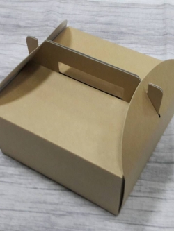 กล่องหูหิ้ว กล่องเค้ก 1 ปอนด์ กล่องเค้ก กล่องเค้ก กล่องขนม กล่องอเนกประสงค์ สีคราฟท์น้ำตาลอ่อน ขนาด 20x20x10.5 ซม. ราคา 470 บาท ต่อแพ็ค(20ใบ)