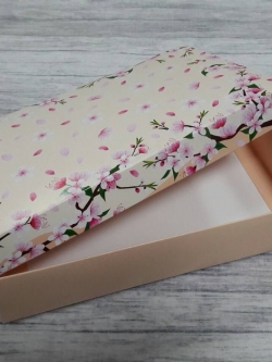 กล่องฝาครอบ ลายดอกไม้พื้นสีโอรส 22*12.5*5 ซม.ไม่มีหน้าต่าง (แบบฝาทึบ) ราคา 350 บาท ต่อแพ็ค (20 ใบ)