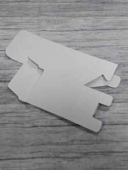 กล่องเอนกประสงค์ แบบทรงฝาปิดเปิด ท้ายก้นขัด กล่องของขวัญ กล่องเครื่องสำอางค์ สีขาว ขนาด 5x5x5.5 ซม.(กระดษหนา 350 แกรม) ราคา 205 บาทต่อแพ็ค(50 ใบ)