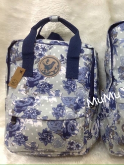 กระเป๋าเป้ผ้าสะพายหลัง mumu ผ้าเคลือบกันน้ำ ลายดอกไม้เทาน้ำเงิน (Size S)