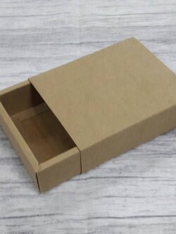 กล่องสไลด์ กล่องของขวัญ กล่องของที่ระลึก กล่องอเนกประสงค์ กล่องแบบฝาสไลด์ สีคราฟท์น้ำตาลเข้ม ขนาด 10.7x12.7x3.4 ซม. ราคา 215 บาท (20 ใบ ต่อแพ็ค)