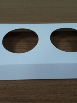 ฐานใส่คัพเค้กขนาด 2 ช่อง เส้นผ่านศูนย์กลาง 5.5 ซม.(ใช้กับถ้วยคัพเค้กขนาดมาตรฐาน 5 ซม.) ขนาด 16.3 x 8.7 x 2 ซม.ราคา 50 บาท ต่อแพ็ค (20ชิ้น)