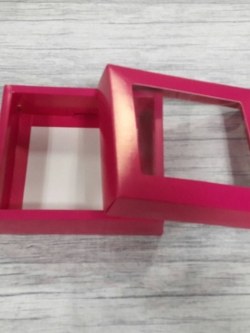 กล่องของขวัญ กล่องฝาครอบ ขนาด 14.5*13*4 ซม.แบบมีหน้าต่าง กล่องของที่ระลึก กล่องอเนกประสงค์ กล่องของใช้ กล่องพวงมาลัย กล่องใส่ผ้าไหม สี Magenta color ราคา 320 บาท/20 ใบ