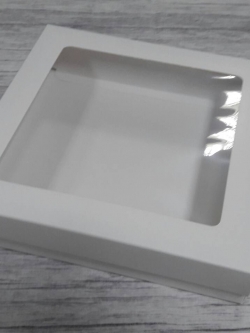 กล่องของขวัญ กล่องแบบมีฝาครอบ กล่องอเนกประสงค์ ขนาด 24x24x5 ซม. สีขาว แบบมีหน้าต่างพลาสติก ราคา 560 บาท ต่อแพ็ค (20 ใบ)