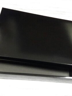 กล่องอเนกประสงค์ กล่องฝาครอบ กล่องของที่ระลึก กล่องของขวัญ กล่องใส่ผ้าไหม กล่องใส่กางเกงยีนส์ สีดำ ขนาด 23 x 35 x 5 ซม.ราคา 675 บาท(ต่อแพ็ค 20 ใบ)