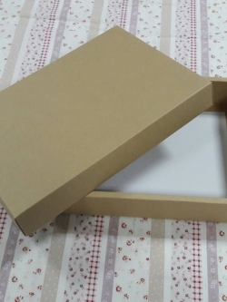 กล่องของขวัญ กล่องฝาครอบ กล่องของที่ระลึก กล่องอเนกประสงค์ กล่องของใช้ กล่องพวงมาลัย กล่องใส่ผ้าไหม ขนาด 19.6x27.2x5 ซม.สีคราฟท์น้ำตาลอ่อน ราคา 470 บาท/20 ใบ