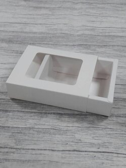 กล่องสไลด์ กล่องของขวัญ กล่องของที่ระลึก กล่องอเนกประสงค์ กล่องสบู่ กล่องขนม กล่องแบบฝาสไลด์ สีขาว (หน้าต่างพลาสติก) ขนาด 8.2x10.2x2.7 ซม. ราคา 200 บาท (20 ใบ ต่อแพ็ค)