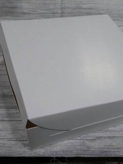 กล่องเค้ก 2 ปอนด์ทรงเตี้ย กล่องไม่มีหน้าต่าง (ฝาทึบ) ขนาด 24.5x24.5x6.5 ซม.กล่องคัพเค้ก กล่องขนม สีขาว ราคา 255 บาทต่อแพ็ค (20ใบ)