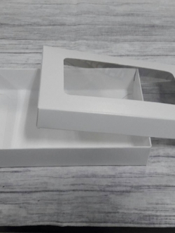 กล่องฝาครอบ กล่องของขวัญ กล่องแบบมีฝาครอบ กล่องอเนกประสงค์ ขนาด 10 x 15 x 3 ซม. สีขาว แบบมีหน้าต่างพลาสติก ราคา 265 บาท ต่อแพ็ค (20 ใบ)