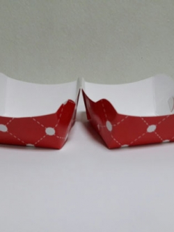 ถาดใส่ขนม ถาดขนมปัง ถาดชิม ถาดอาหาร ลายแดงจุด ขนาด 7.0 x 8.0 x สูง 4.0 ซม.ราคา 100 บาทต่อแพ็ค (100ชิ้น)