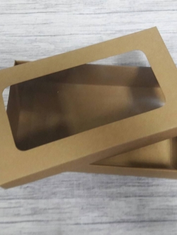 กล่องฝาครอบ กล่องของขวัญ กล่องอเนกประสงค์ ขนาด 12.5 x 22.0 x 5.0 cm. สีคราฟท์น้ำตาลเข้ม (แบบมีหน้าต่างพลาสติก) ราคา 375 บาท ต่อแพ็ค (20 ใบ)