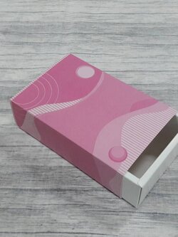 กล่องสไลด์ กล่องของขวัญ กล่องของที่ระลึก กล่องอเนกประสงค์ กล่องแบบฝาสไลด์ สีลายชมพู ขนาด 11.4 x 17.4 x5.0 ซม. ราคา 340 บาท (20 ใบ ต่อแพ็ค)