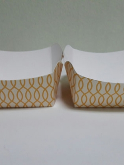 ถาดใส่ขนม ถาดขนมปัง ถาดชิม ถาดอาหาร ลายเกลียวเหลือง ขนาด 7.0 x 8.0 x สูง 4.0 ซม.ราคา 100 บาทต่อแพ็ค (100ชิ้น)