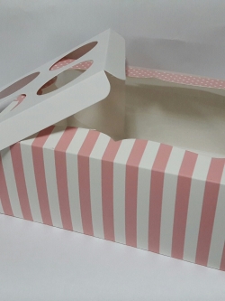 กล่องคัพเค้ก กล่องคัพเค้ก 6 ชิ้น สีลายชมพูจุด (แบบมีหน้าต่างพลาสติก) พร้อมฐานรองคัพเค้ก 6 ช่อง (ขนาดช่องกว้าง 5.5 ซม.) ราคา 375 บาทต่อแพ็ค (20ใบ)