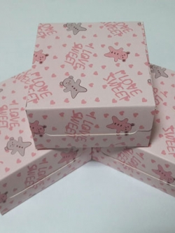 กล่องบราวนี่ 1 ชิ้น กล่องคุ๊กกี้ กล่องขนม กล่องสแน็ค ลายหมีสวีท ขนาด 9.0 x 9.0 x 4.0 ซม. ราคา 70 บาท ต่อแพ็ค(20ใบ)