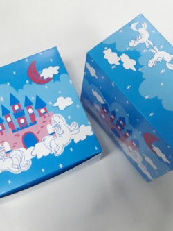 กล่องสแน็ค กล่องอาหารว่าง Snack Box กล่องคอฟฟี่เบรค กล่องคัพเค้ก แบบไม่มีหน้าต่าง สีฟ้าปราสาทน้ำตาลชมพู ขนาด 13.5x13.5x7.0 ซม.ราคา 145 บาท(20ใบ/แพ็ค)