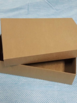 กล่องฝาครอบ กล่องของขวัญ กล่องแบบมีฝาครอบ กล่องอเนกประสงค์ ขนาด 22.0 x 34.0 x 9 cm. สีคราฟท์น้ำตาลเข้ม (แบบฝาทึบ) ราคา 785 บาท ต่อแพ็ค (20 ใบ)